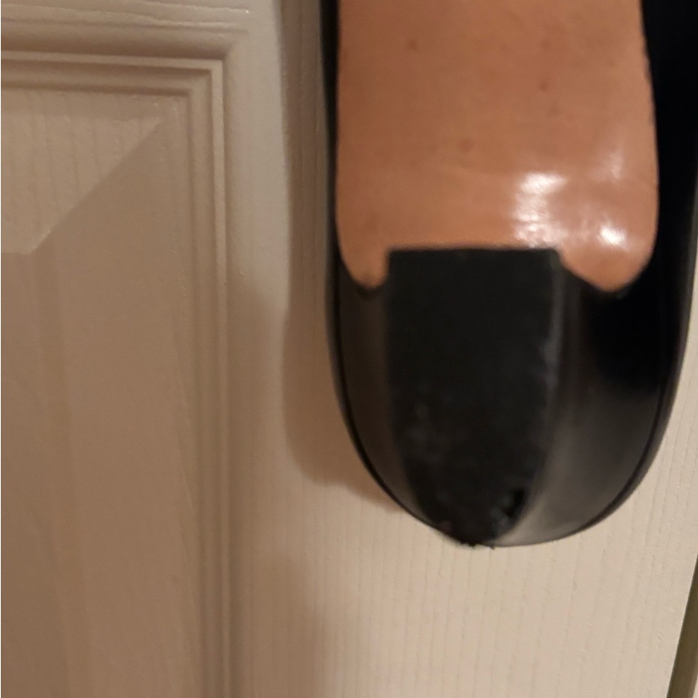 SALVATORE FERRAGAMO VTG BLACK LEATHER PUMPS WITH WHITE TRIM Size 7 - Picture 7 of 8